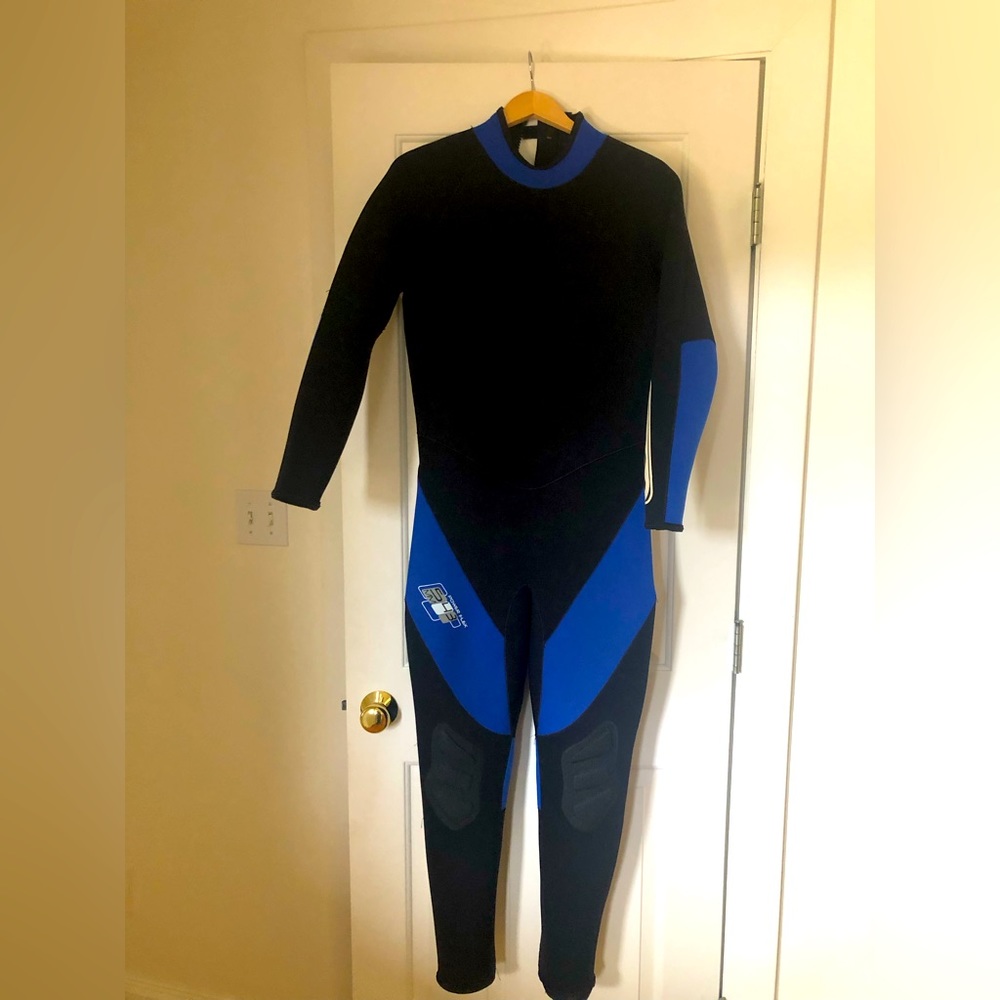 Wetsuit Package. Suit, gloves and booties.
